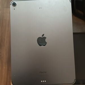 Apple Ipad space gray. 5th generation with apple Pen and Magic Keyboard.